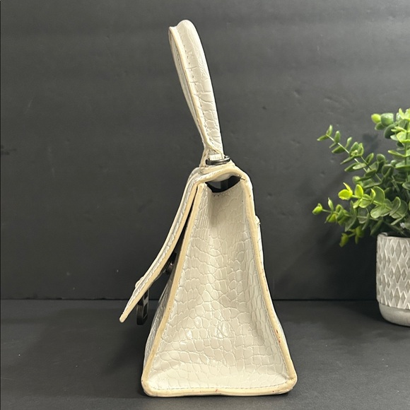 Chic White Croc-Embossed Satchel - Picture 5 of 13
